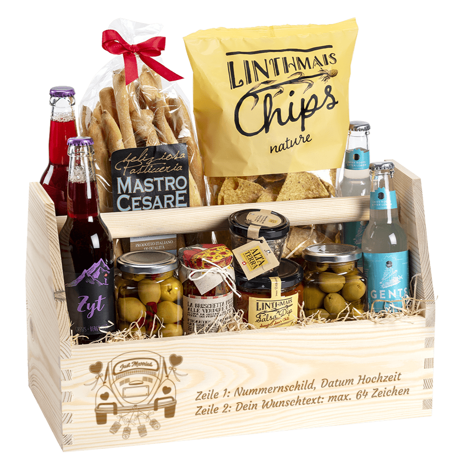 Geschenkkorb gefüllt mit tollen Apero Produkten. Die Holzbox ist graviert mit einem Hochzeitssujet 
