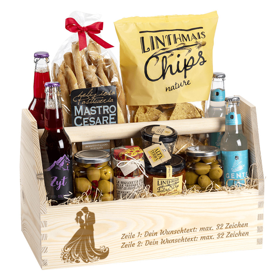 Geschenkkorb gefüllt mit tollen Apero Produkten. Graviert mit dem Sujet Brautpaar. 