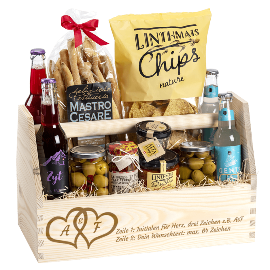 Geschenkkorb gefüllt mit tollen Apero Produkten. Graviert mit dem Sujet Herz und Initialen.