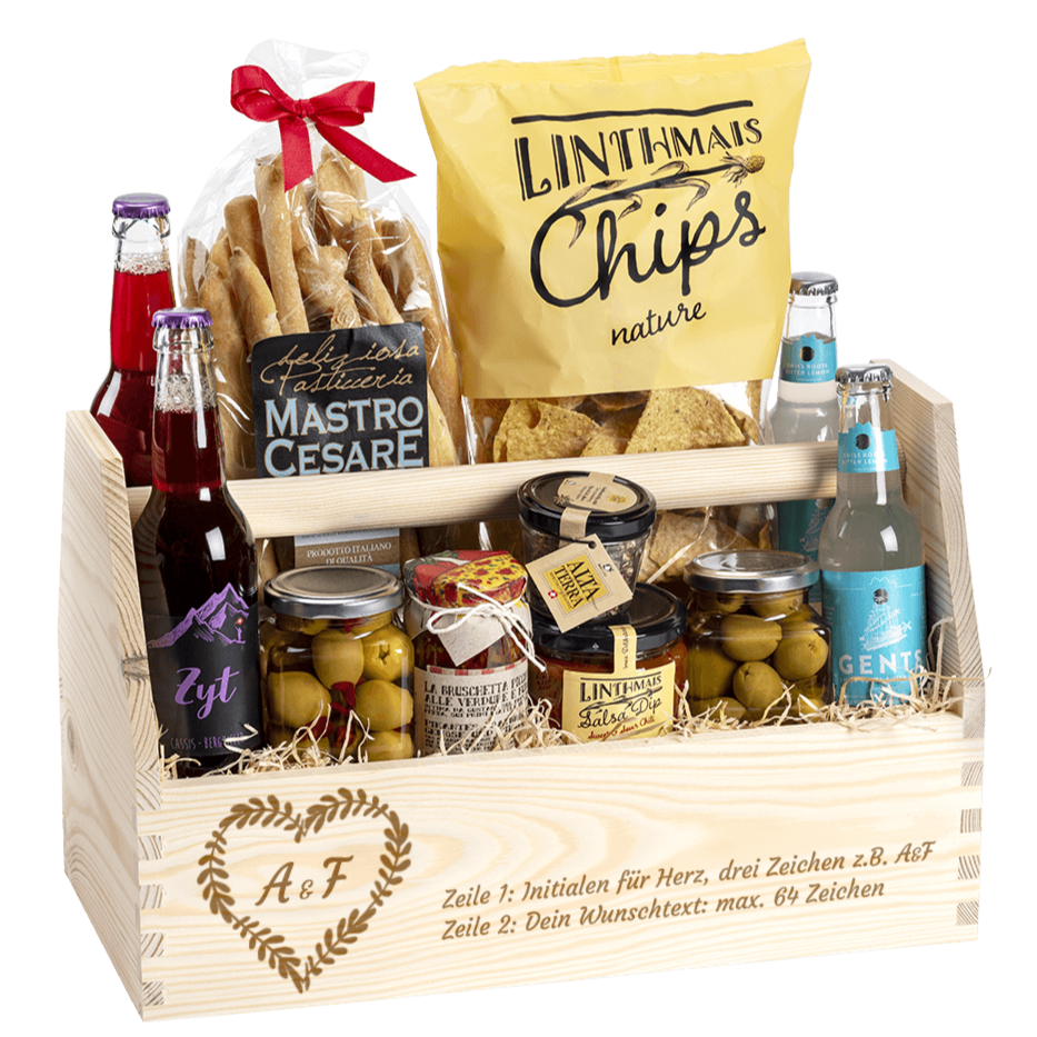 Geschenkkorb gefüllt mit tollen Apero Produkten. Graviert mit dem Sujet Herz und Initialen