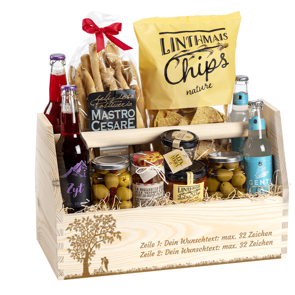 Geschenkkorb gefüllt mit tollen Apero Produkten. Graviert mit dem Sujet Brautpaar unter dem Baum.