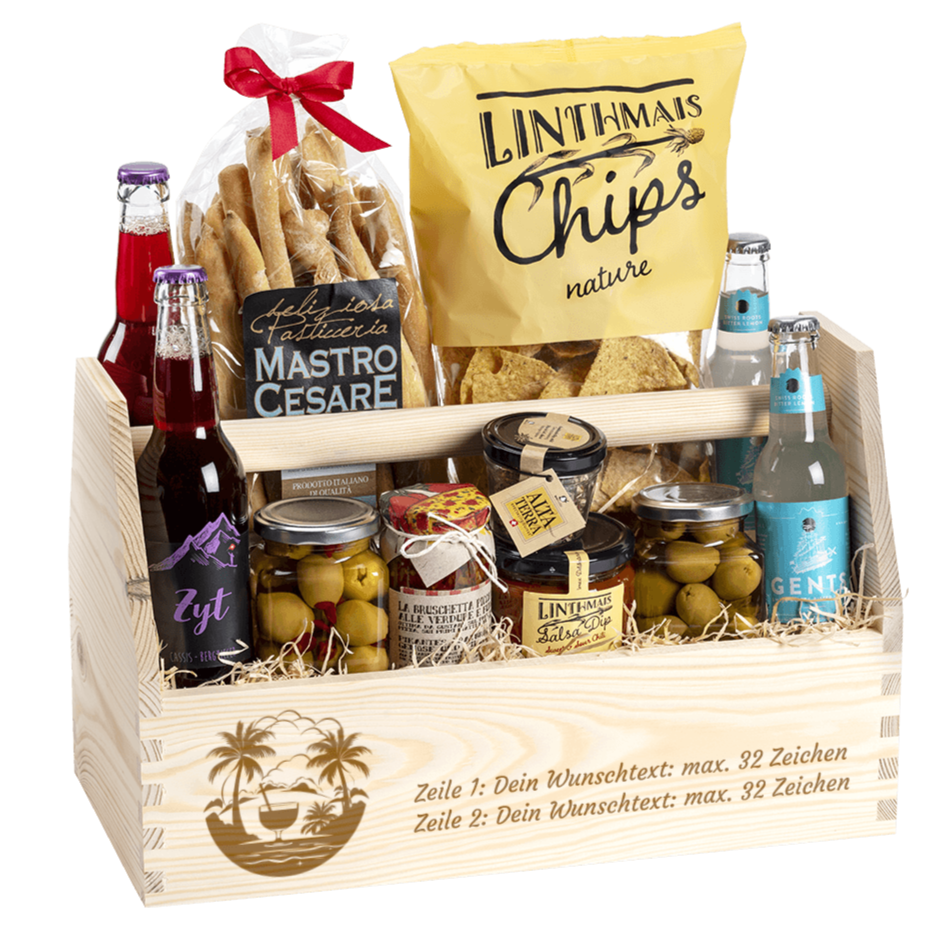 Geschenkkorb gefüllt mit tollen Apero Produkten. Graviert mit dem Sujet Ferien und dem Wunschtext. 