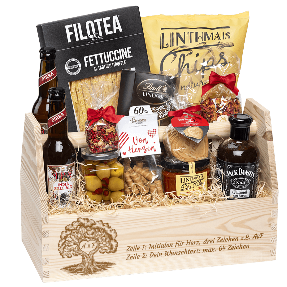 Geschenkkorb graviert mit deinem Wunschtext. Gefüllt mit Gourmet Spezialitäten speziell für den Mann. Motiv Lebensbaum mit Initialen. 