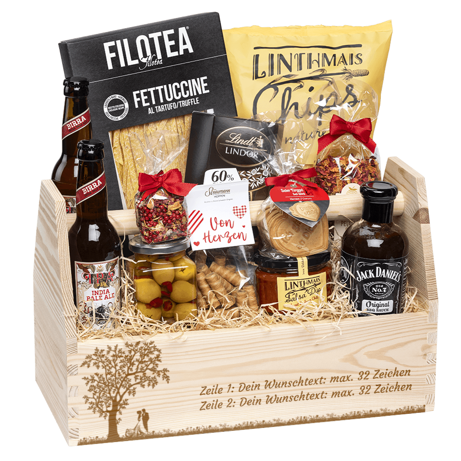 Geschenkkorb graviert mit deinem Wunschtext. Gefüllt mit Gourmet Spezialitäten speziell für den Mann. Motiv Brautpaar unter dem Baum. 