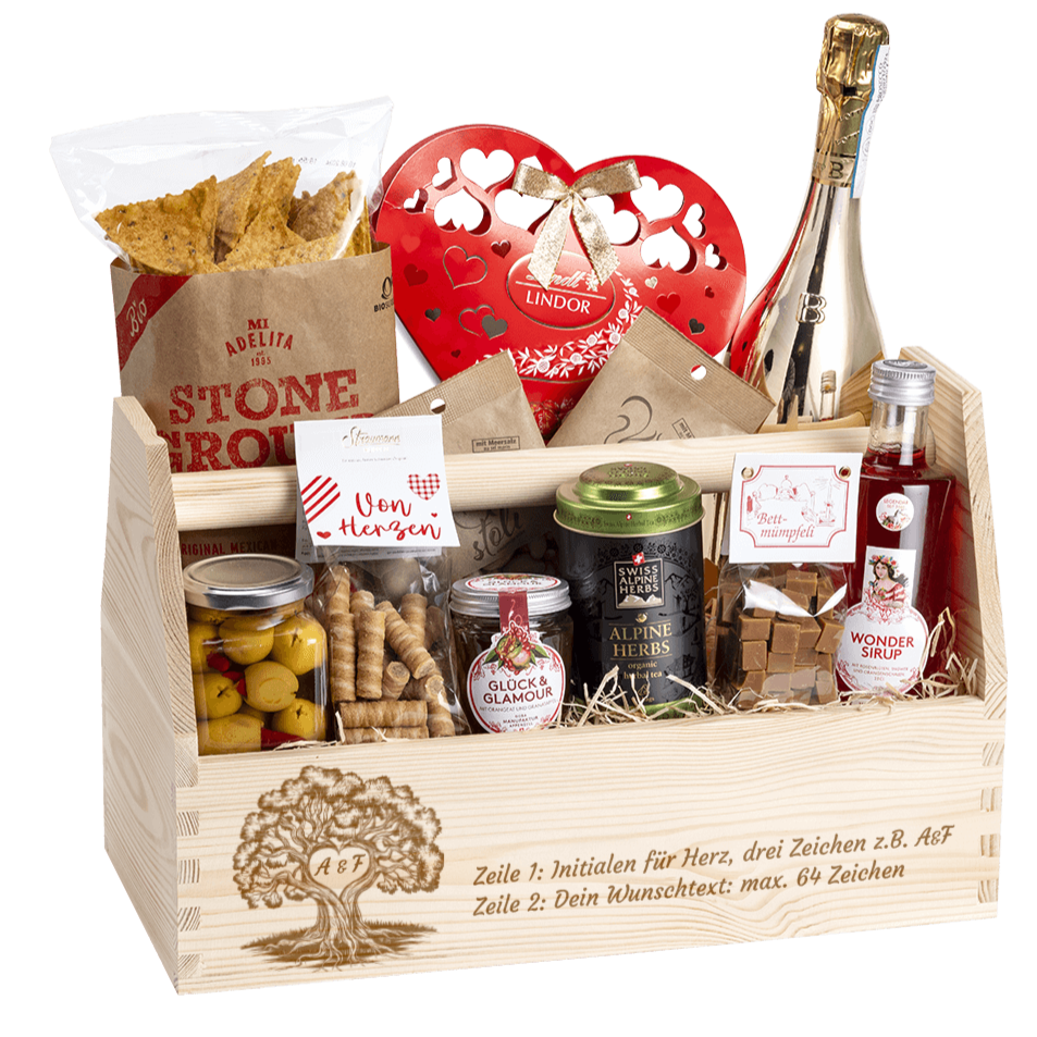 Geschenkkorb aus Holz, gefüllt mit vielen Spezialitäten. Das ideale Geschenk zu Weihnachten. Graviert mit den Initialen des Brautpaars.