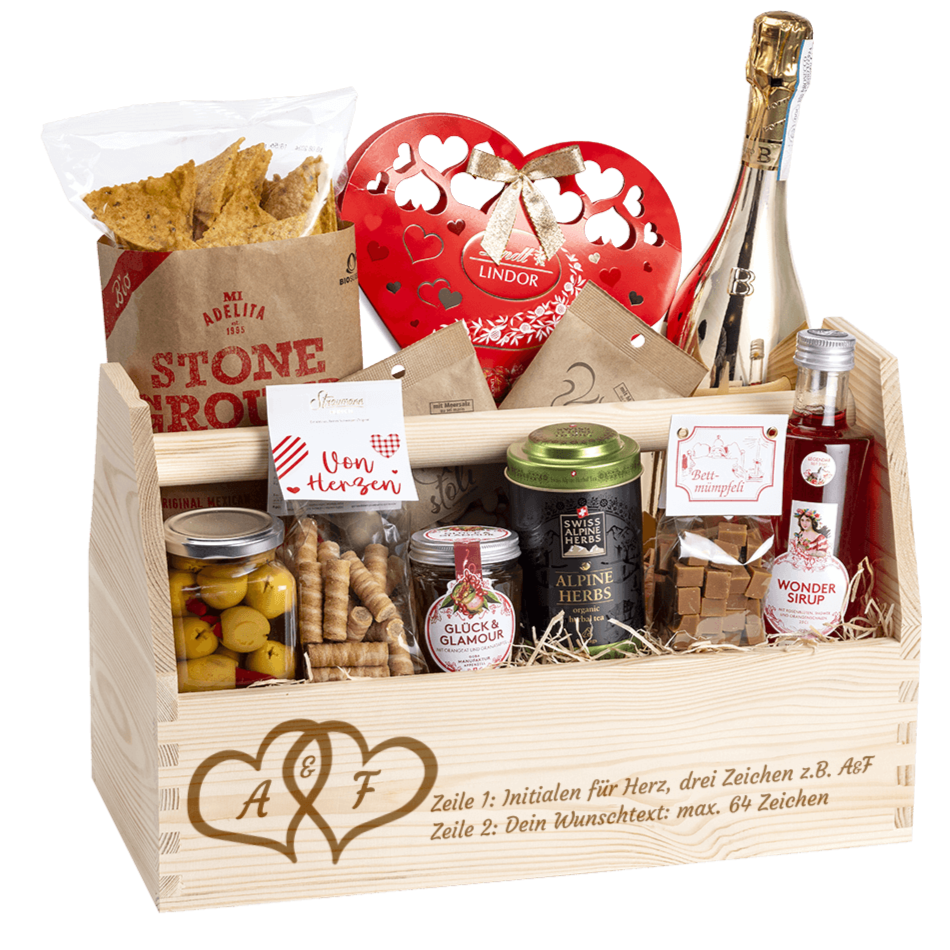 Geschenkkorb graviert mit zwei Herzen und den Initialen des Brautpaars. 