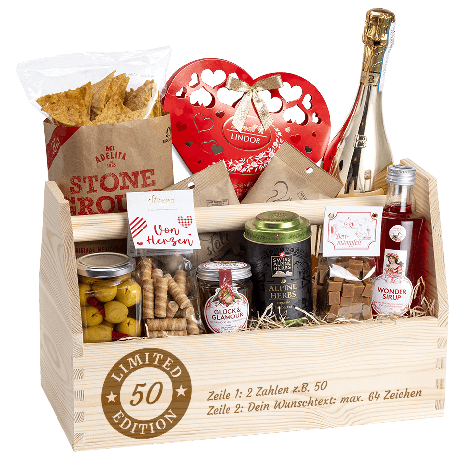 Geschenkkorb graviert mit deinem Wunschtext. Gefüllt mit vielen Gourmet Spezialitäten.