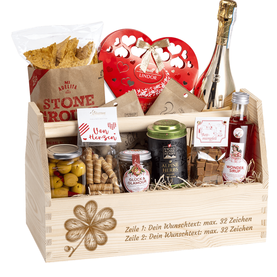 Geschenkkorb graviert mit deinem Wunschtext. Gefüllt mit vielen Gourmet Spezialitäten. Motiv Kleeblatt.