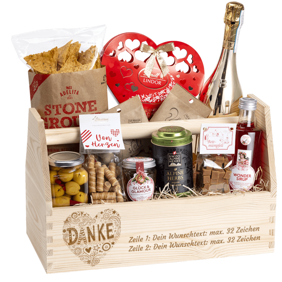 Geschenkkorb graviert mit deinem Wunschtext. Gefüllt mit vielen Gourmet Spezialitäten.