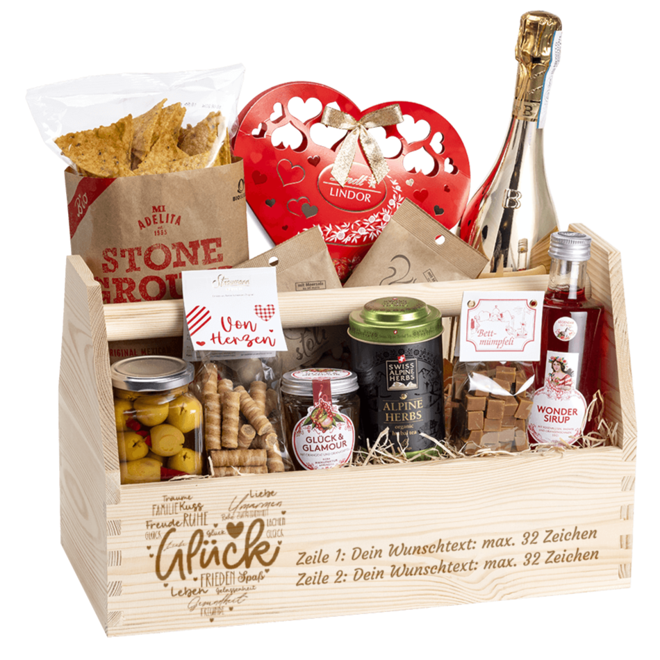 Geschenkkorb graviert mit deinem Wunschtext. Gefüllt mit vielen Gourmet Spezialitäten.  Motiv viel Glück.