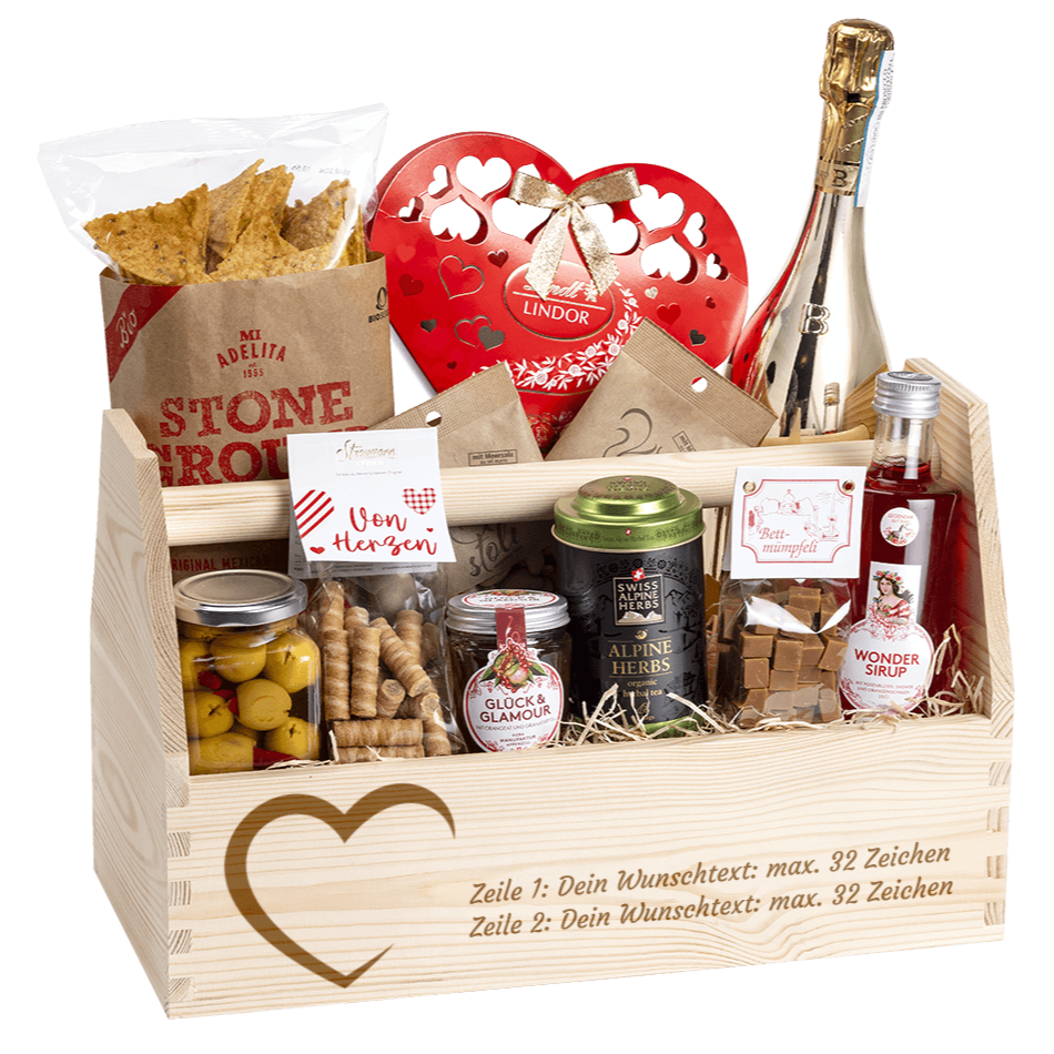 Geschenkkorb graviert mit deinem Wunschtext. Gefüllt mit vielen Gourmet Spezialitäten. Motiv Herz.
